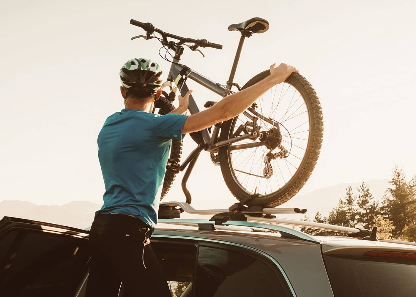 een fiets op de auto plaatsen