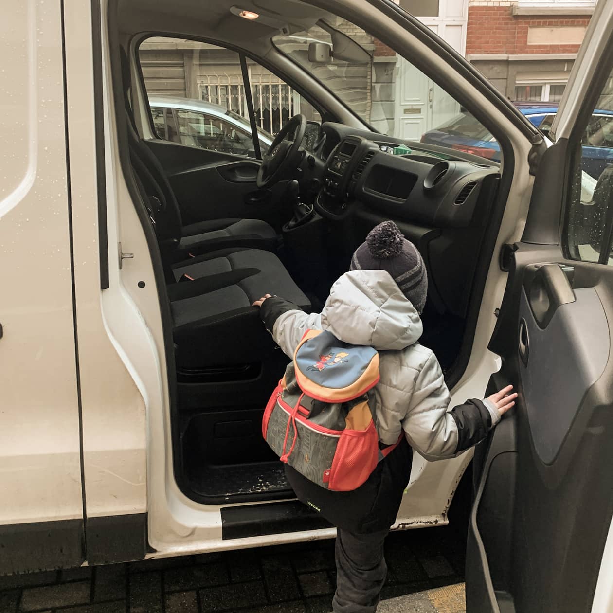 Enfant à l'avant de la voiture