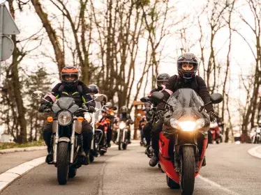 Bande de motards en groupe sur la route